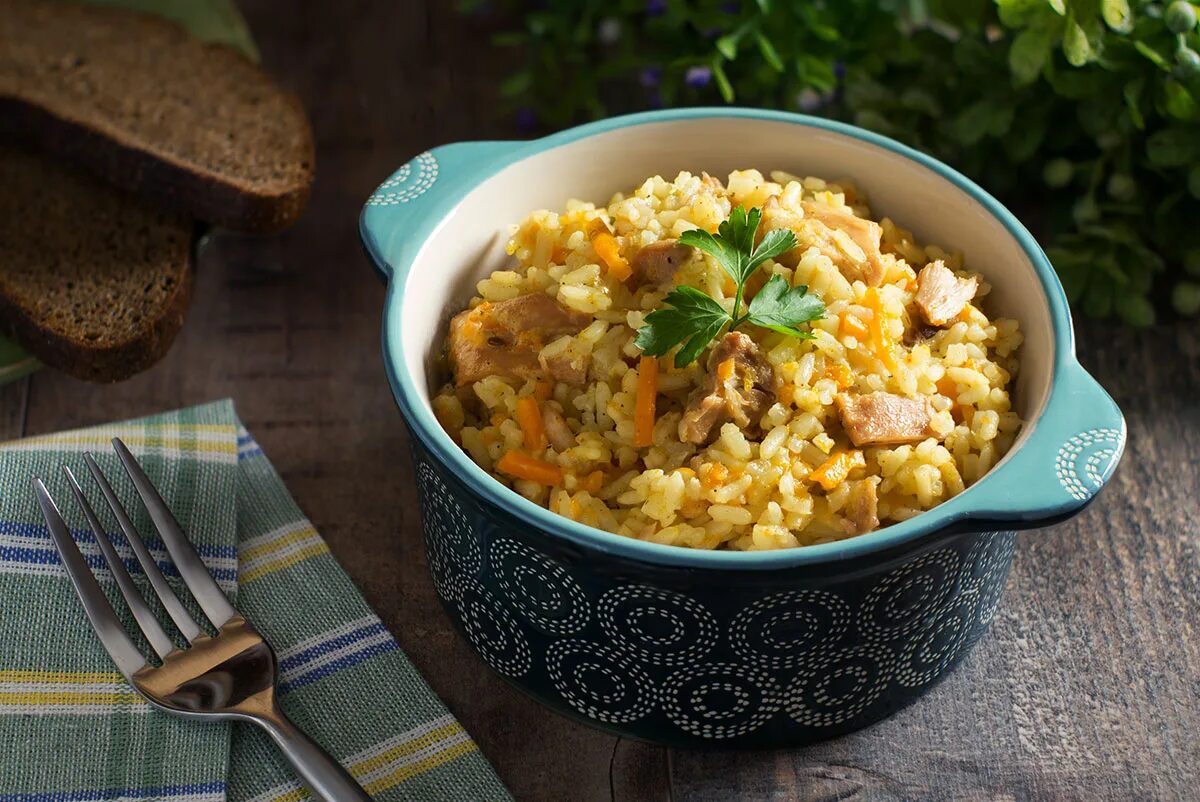 Домашний плов с курицей на сковороде. Плов с курицей. Плов куриный. Рассыпчатый плов с курицей. Плов с курицей фото.