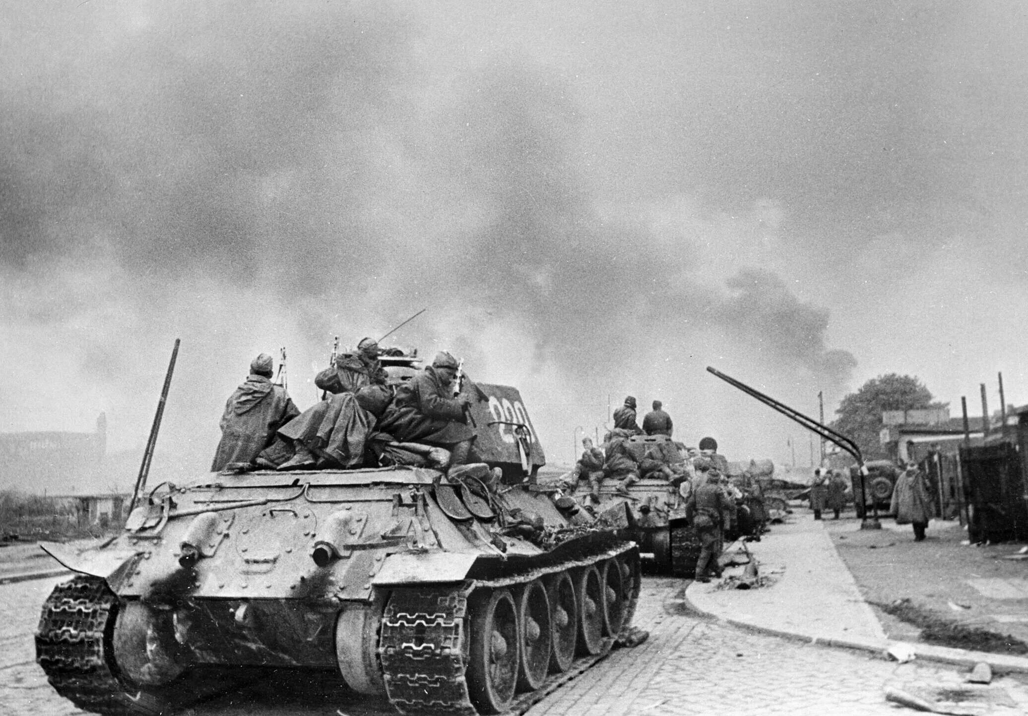 Танковые сражения отечественной войны. Белорусская битва 1944. Танк т 34 в Берлине. Т-34-85 Багратион. Танки т-34-85 в операции Багратион.