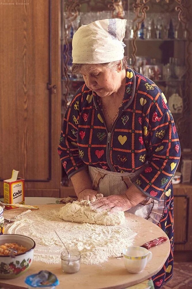Бабушкин рецепт приготовления. Печь пироги. Бабушка печет пироги. Бабушка с пирожками. Бабушка печет пирожки.