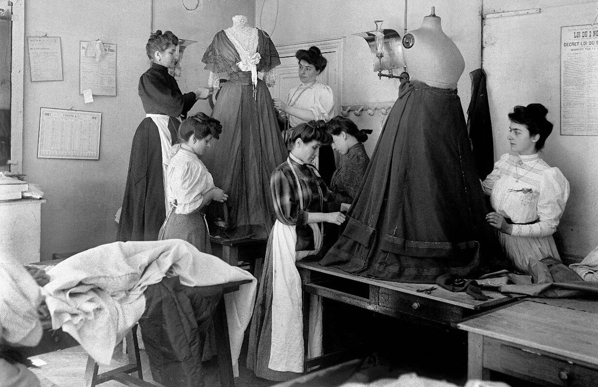 пошив швейных изделий. первый пошив одежды. швея. женщина модельер. фабрика одежды.