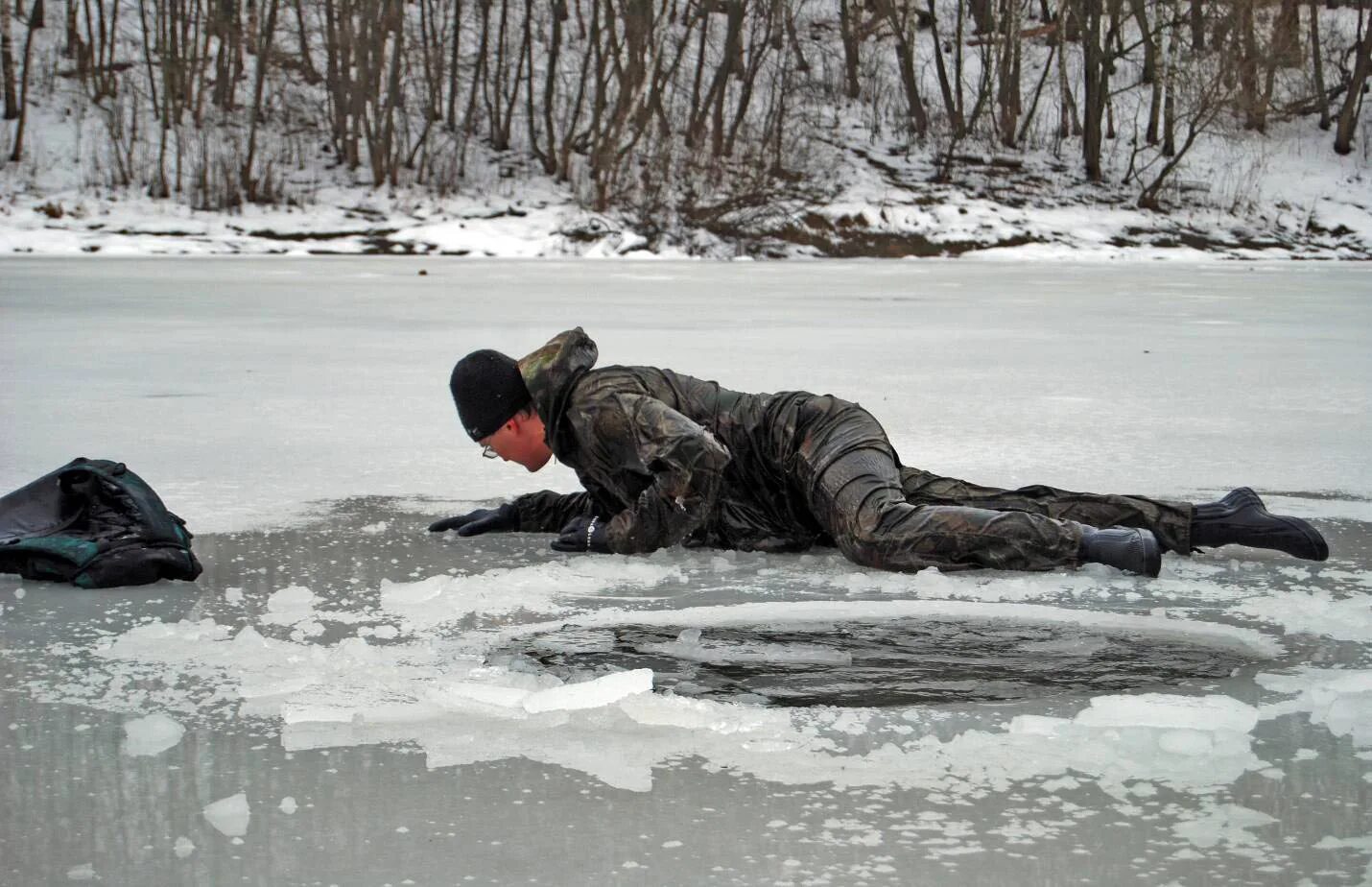 Человек провалился под лед. На водоёмах в весенний период. Тонкий лёд на реке. Тонкий лед.