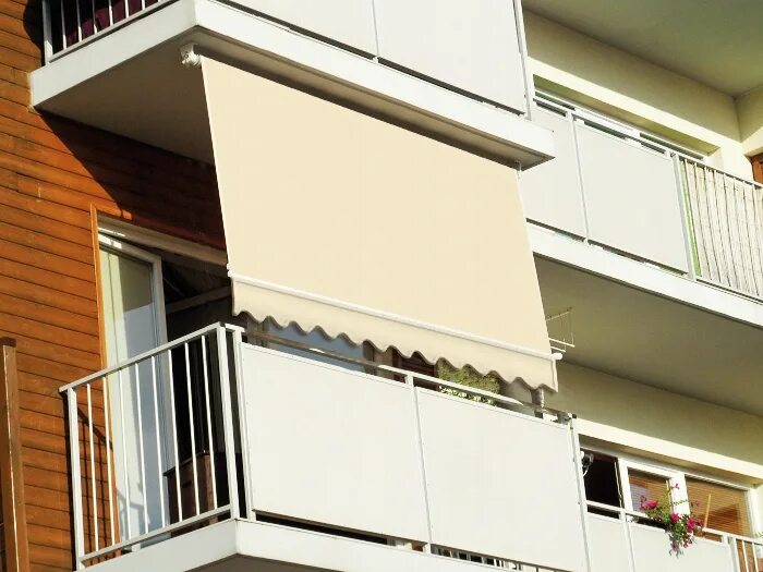 Маркиза на балкон. Маркизы для балкона. Вертикальные маркизы для балкона. Маркизы на балкон от солнца.