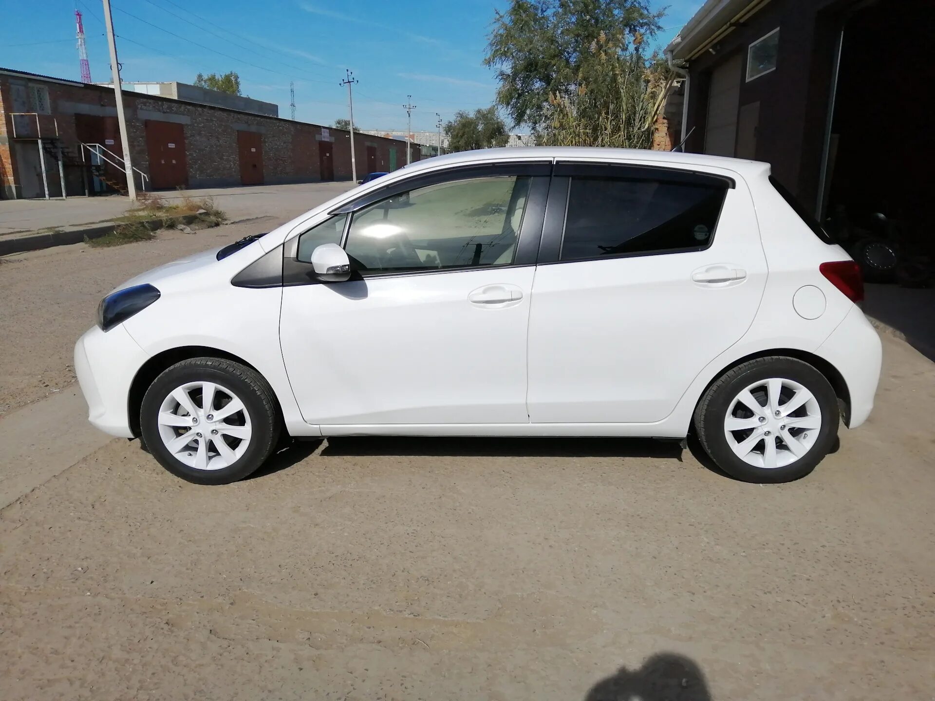 Резина на тойота витц. Toyota vitz 2017 диски. Vitz 2011 литье r 16. Тойота витц на 17 дисках. Toyota vitz 2017 диски r16.