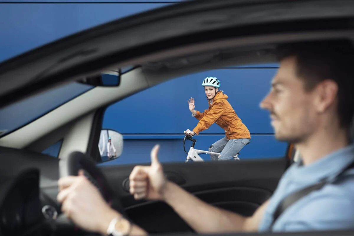 То что показывает дорогу. Участники дорожного движения. Велосипедист и водитель. Два водителя. Общение водителей на дороге.