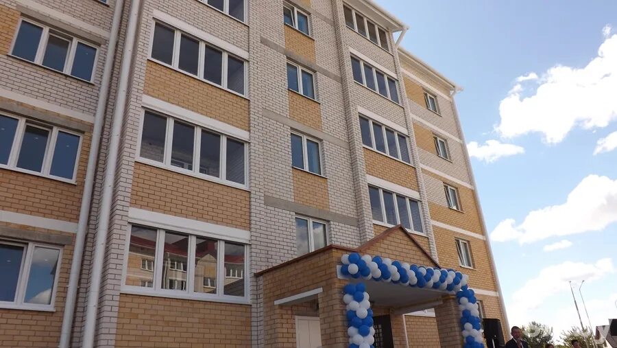 Многодетные семьи 2013. Многодетная семья дома. Пенсионеры и дети занимаются. Жилье многодетным 2024. Жилье многодетным 2024.