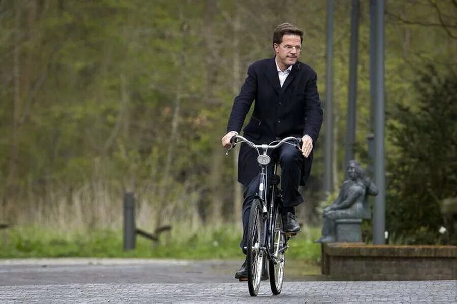 Ездить на работу на велосипеде. Премьер министр Голландии Рютте на велосипеде. Премьер министр Швеции на велосипеде.