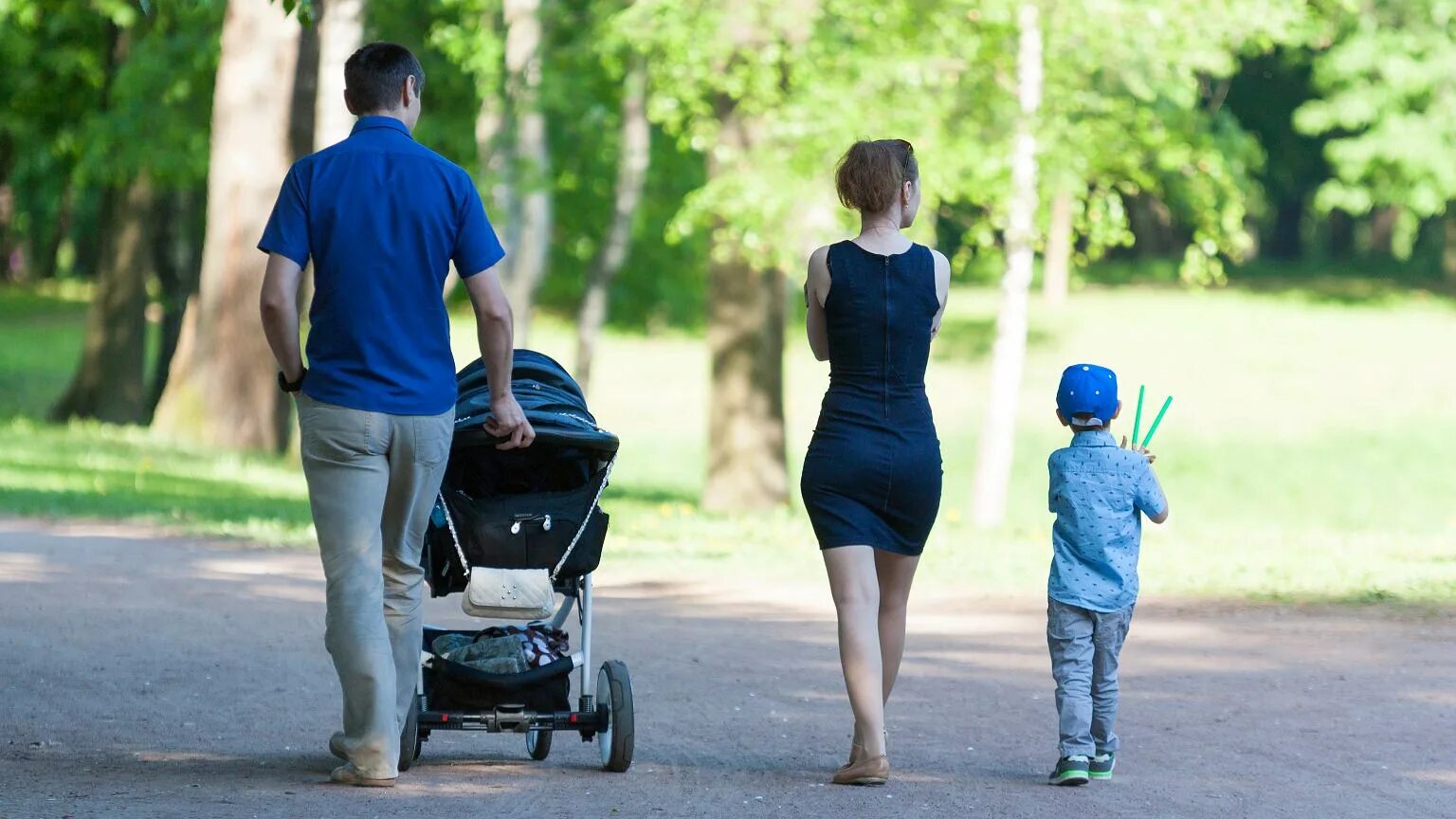 Дети на прогулке. Коляска прогулка. Мама с ребенком на прогулке. Прогулка детей на улице.
