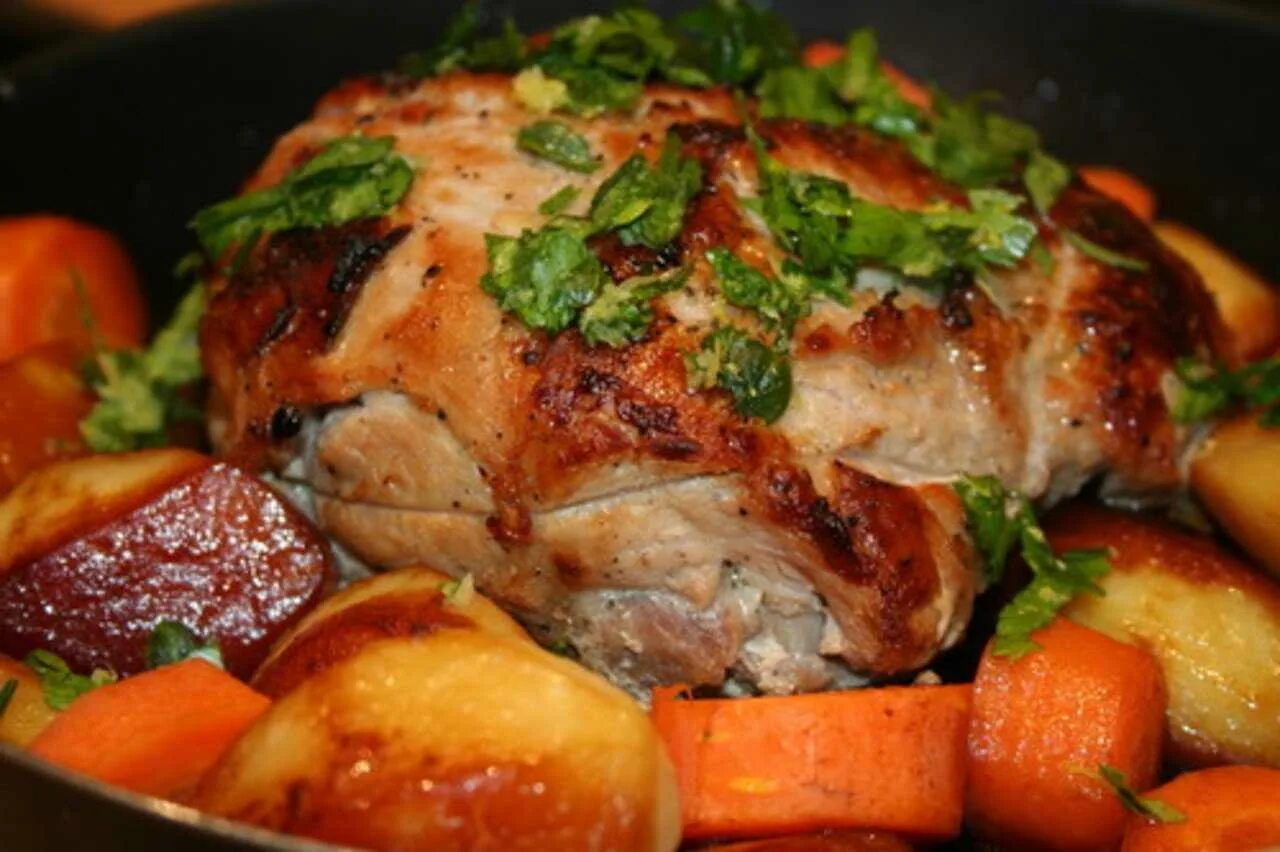 Свинина с овощами в духовке. Свинина запеченная с овощами в духовке. Жаркое из свинины в духовке. Мясо свинина с овощами в духовке.