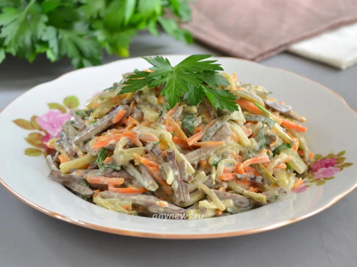 салат обжорка с куриной печенью.