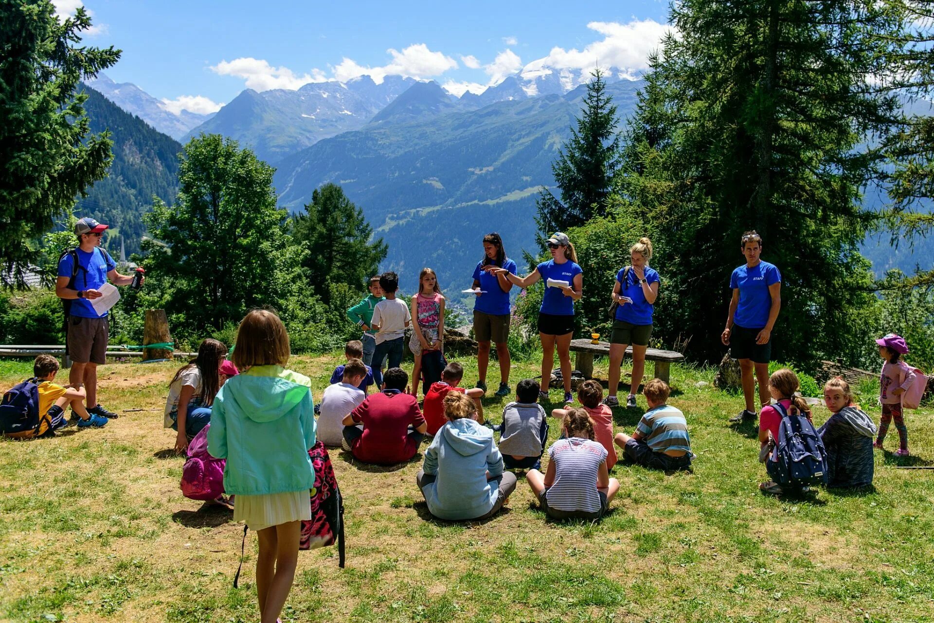 Лагерь в Швейцарии Монтана. Летний лагерь в Швейцарии. Summer Camp лагерь. Лагерь в горах Швейцарии. Camp guide