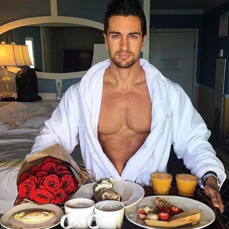 Утром сильный. Завтрак в постель. Завтрак для мужчины. Завтрак в постель от мужчины. Кофе в постель мужчине.