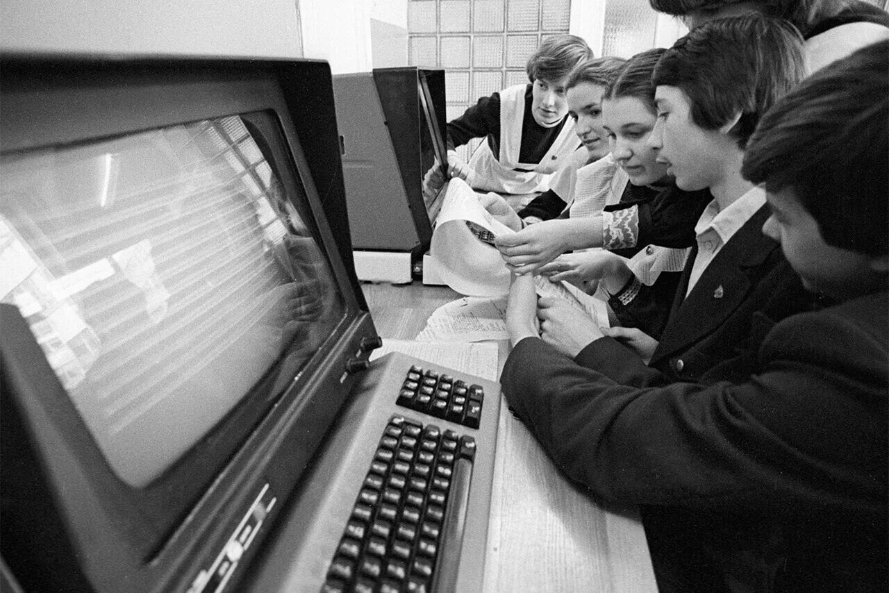 Информатика 30 лет. Урок информатики в СССР. Советский компьютер. Информатика в Советской школе. Компьютеры в школах в 90е.
