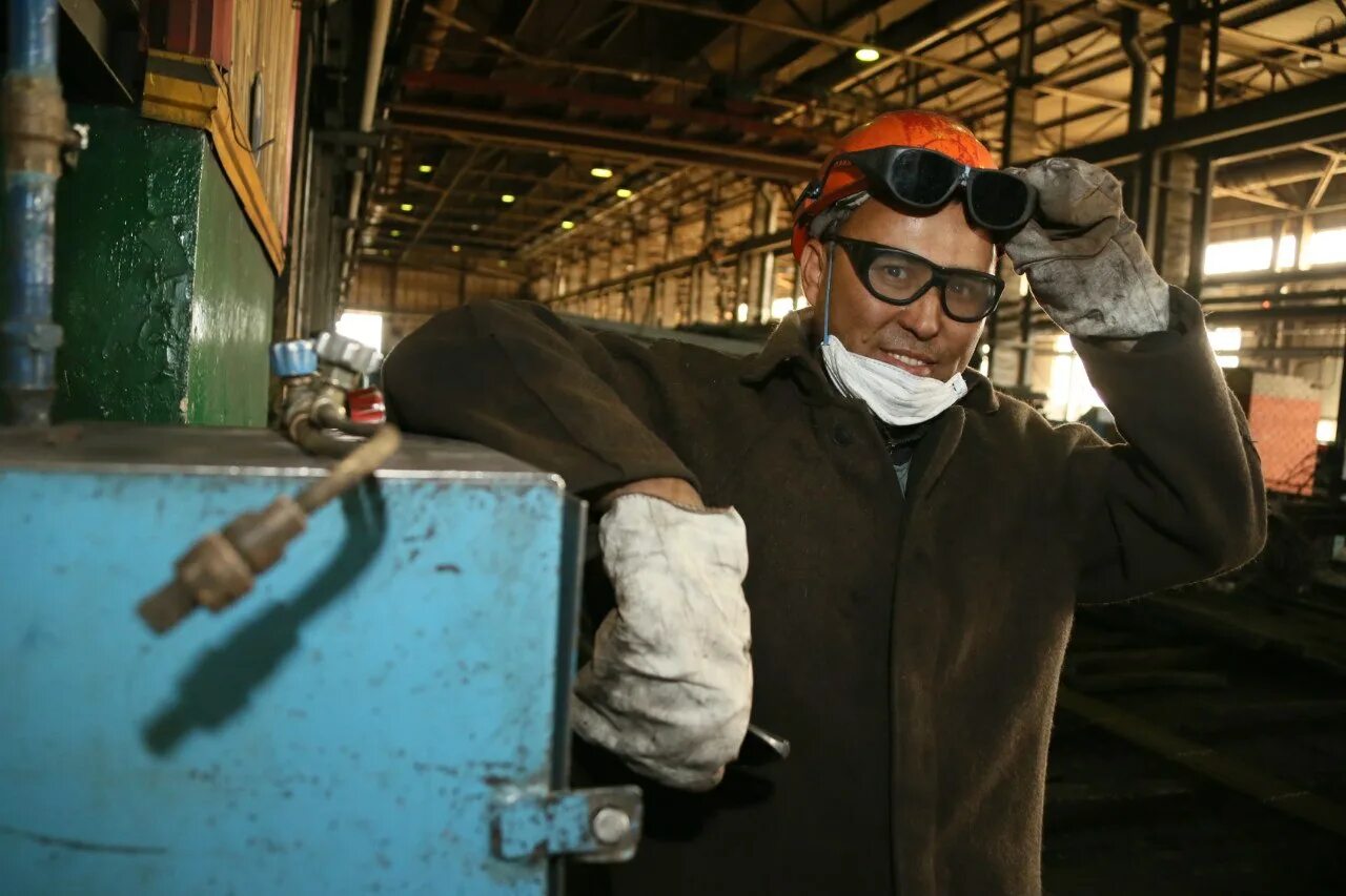 Газорезчик эмблема. Работа газорезчиком в волгограде свежие вакансии. Работа газорезчиком в волгограде свежие вакансии. Газорезчик. Очки газорезчика старые.