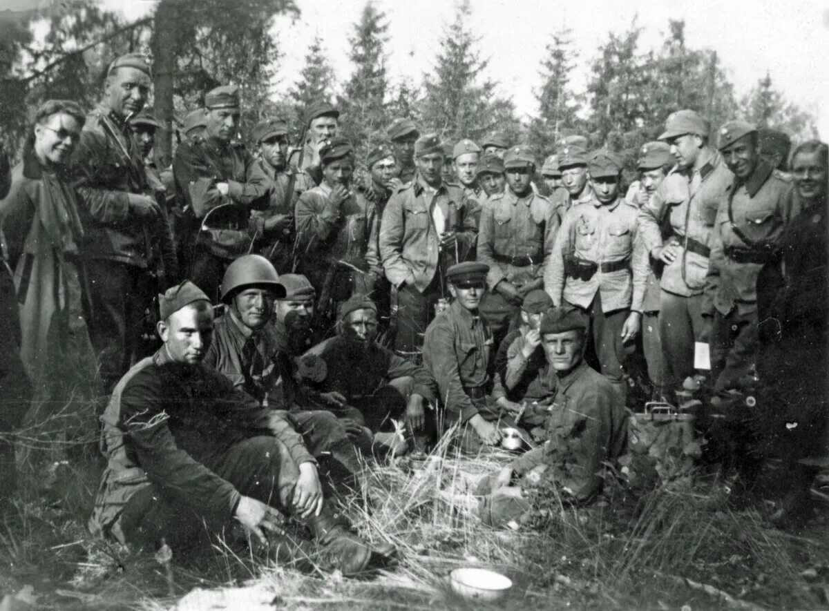 Гитлерюгенд 1945. Пленные солдаты вермахта в ссср. Пленные красноармейцы 1941 унтерменш. Пленные ветераны. Пленные солдаты ркка 1941 г.