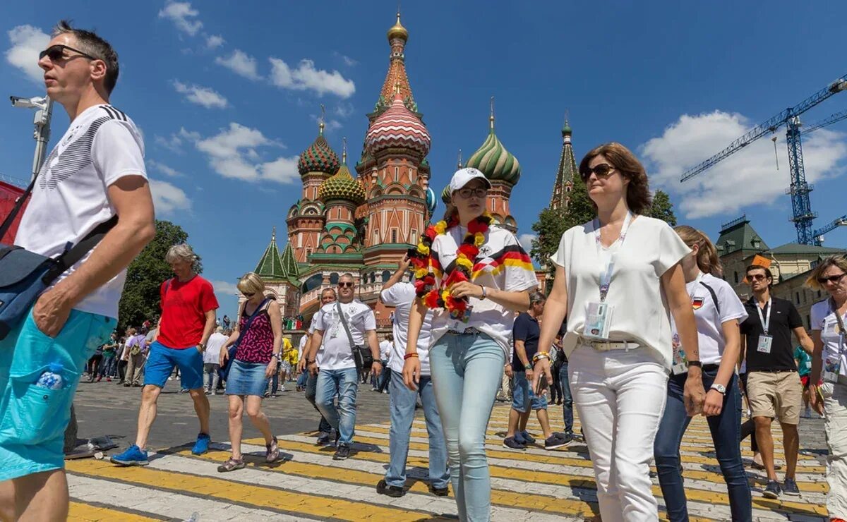Туристы в Москве. Иностранные туристы в России. Туризм в Москве. Туристы в Германии.
