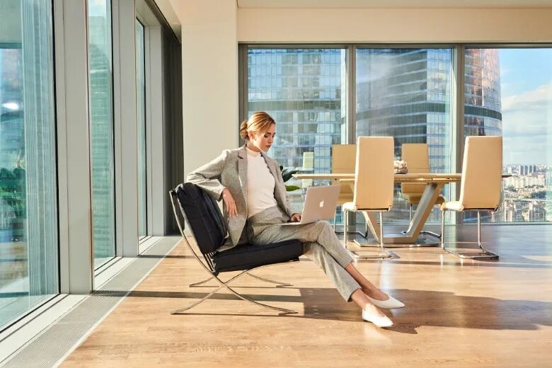 Москва сити ракурс. Фото девушек на фоне москва сити. Москоу сити 1996. Селфи на фоне moscow city. Москва сити фильм.