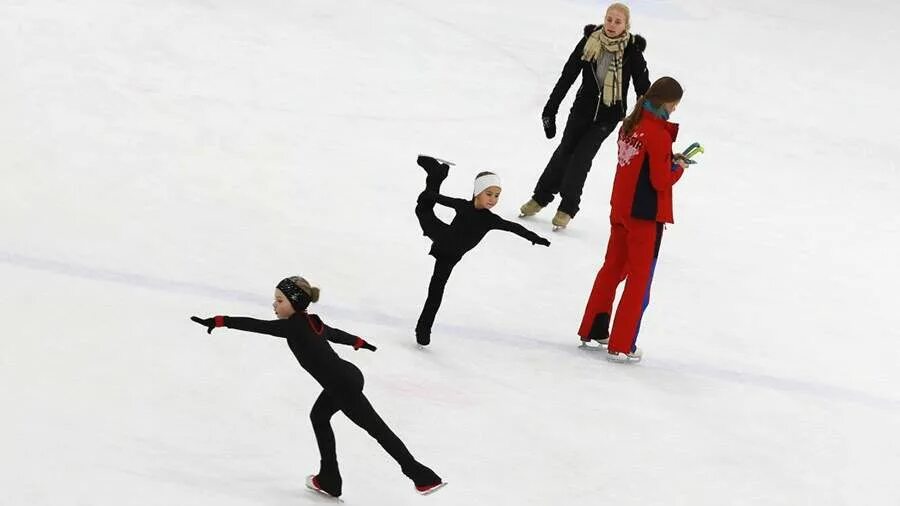 катание на коньках. зимний каток. красивый зимний каток. каток в шлиссельбурге. ледовый дворец медведково массовое катание.