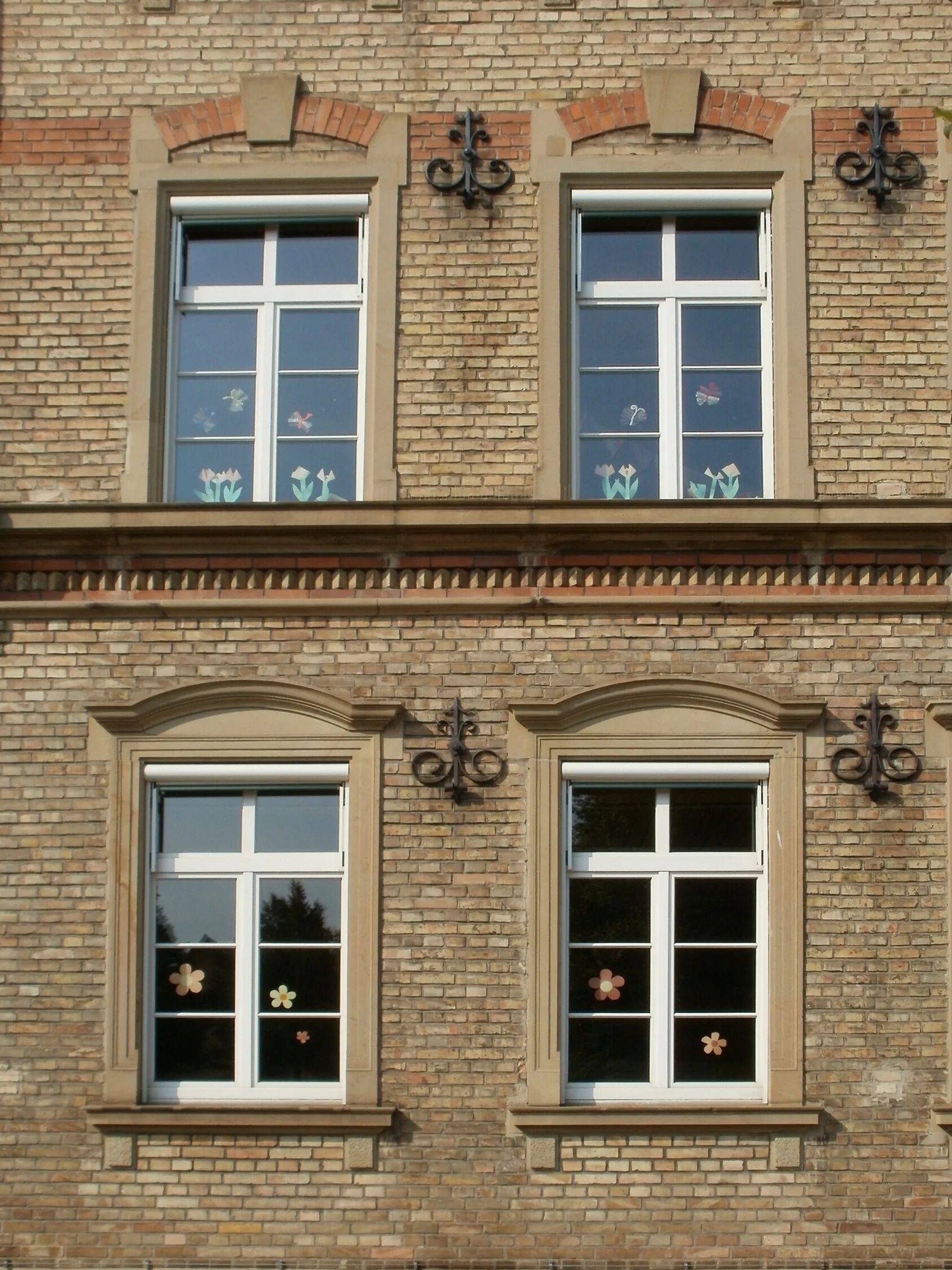 Фасады домов окна. Обрамление окон на фасаде. Окна в европейских домах. Окно дома. Окно на кирпичном фасаде.