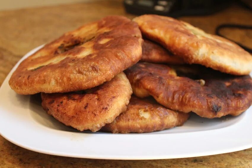 Беляши в духовке из дрожжевого теста. Беляш печеный. Как печь беляши. Беляши без дрожжей. Беляши на тарелке.