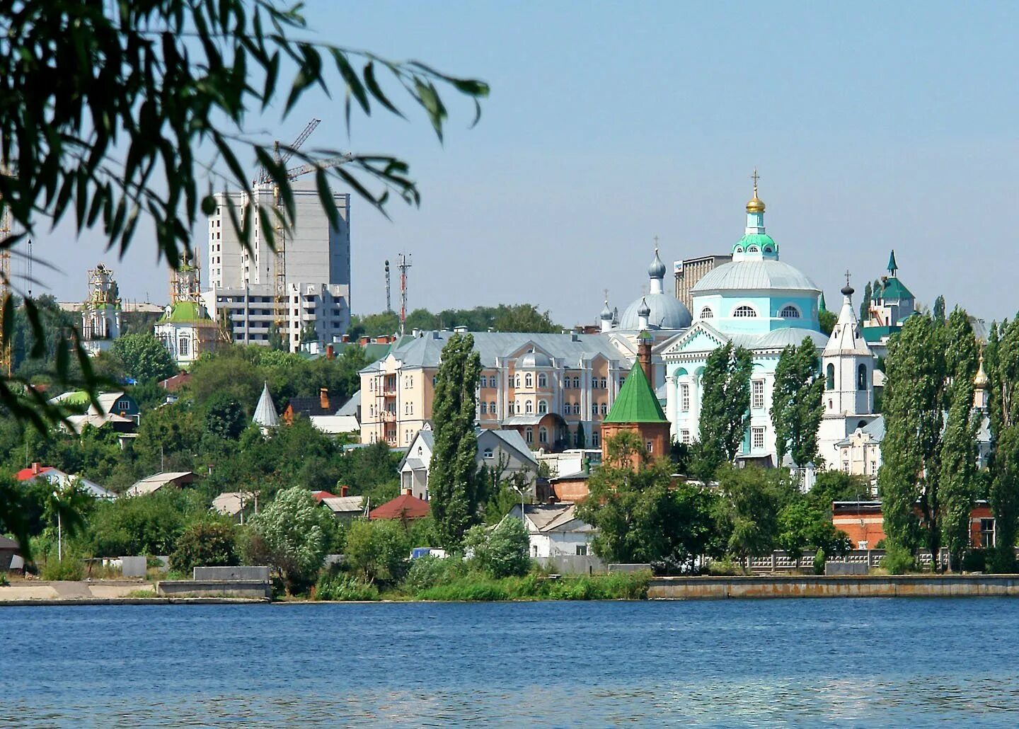 Монастырь на левом берегу. Акатов монастырь Воронеж. Алексеево-Акатов женский монастырь Воронеж. Набережная Акатов монастырь Воронеж. Акатов монастырь Воронеж летом.