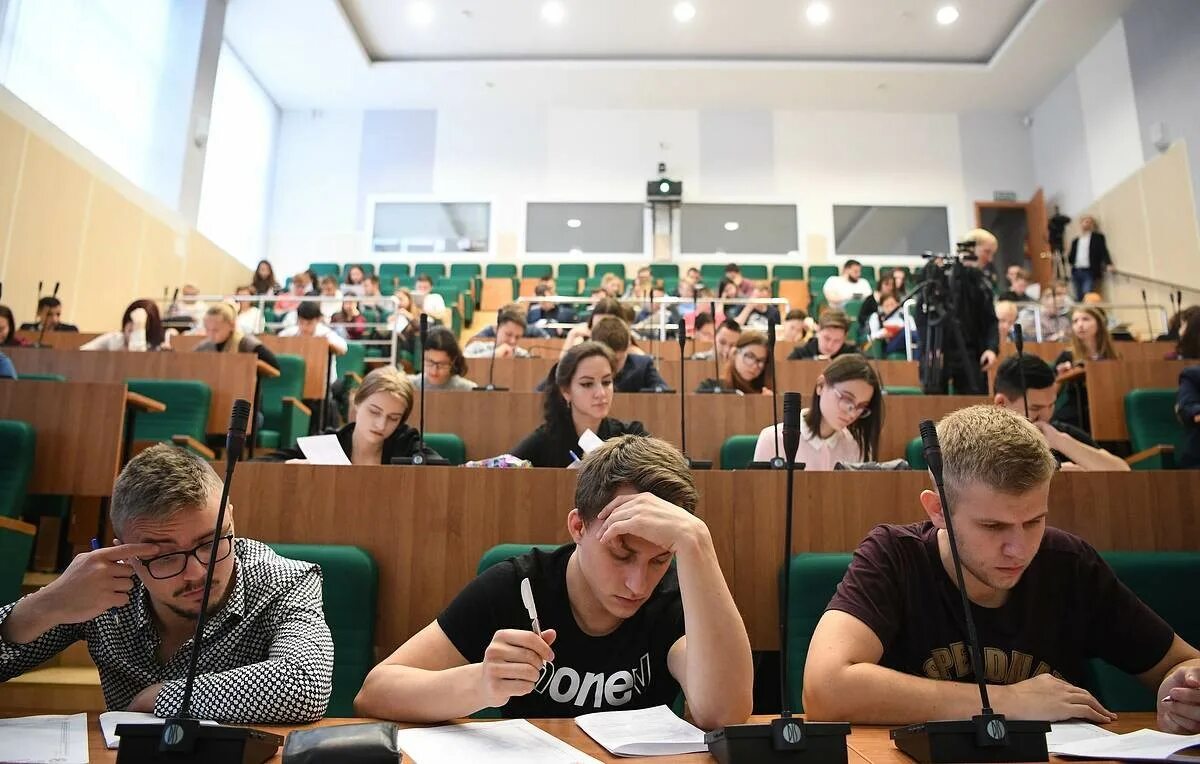 Можно ли в мгу после колледжа. Можно ли в мгу после колледжа. Выпускник вуза. Образование колледж мгу. Можно ли в мгу после колледжа.