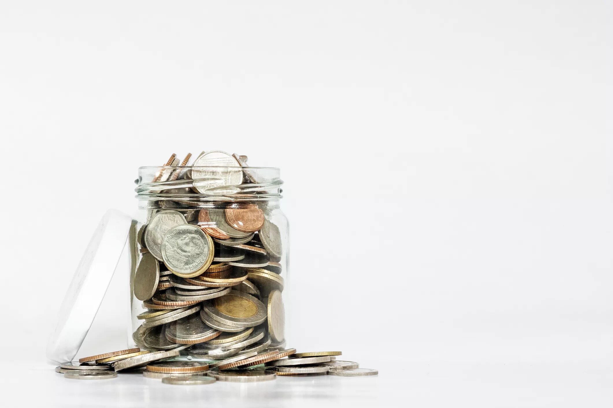 Save money. Люди которые экономят деньги. saving money. откладывание денег картинка. деньги экономия эффекты.