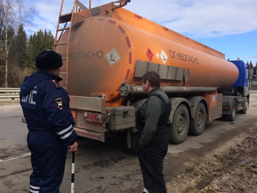 Нарушение правил перевозки опасных. Опасные грузы. Транспортировка опасных грузов. Цистерна с опасным грузом. Автомобиль для перевозки взрывчатых веществ.