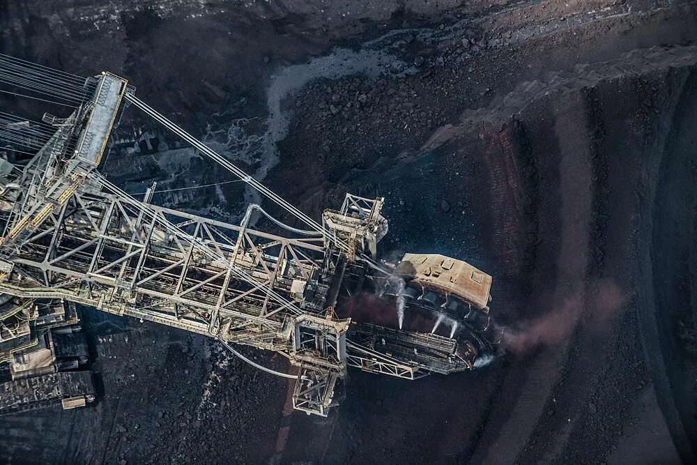 Карьер с высоты. Фото открытых источников. Добыча бурого угля. Пустыня золотодобыча. Nevada gold mines.