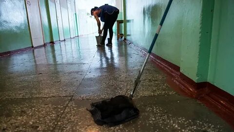 Мытье полов в детском саду