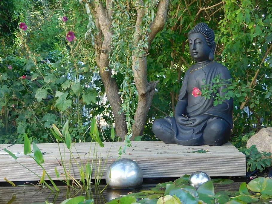 Будда в Японии скульптура в саду. Будда в Японии статуя в лесу. Сад Будда сад. Будда в саду Джетавана.