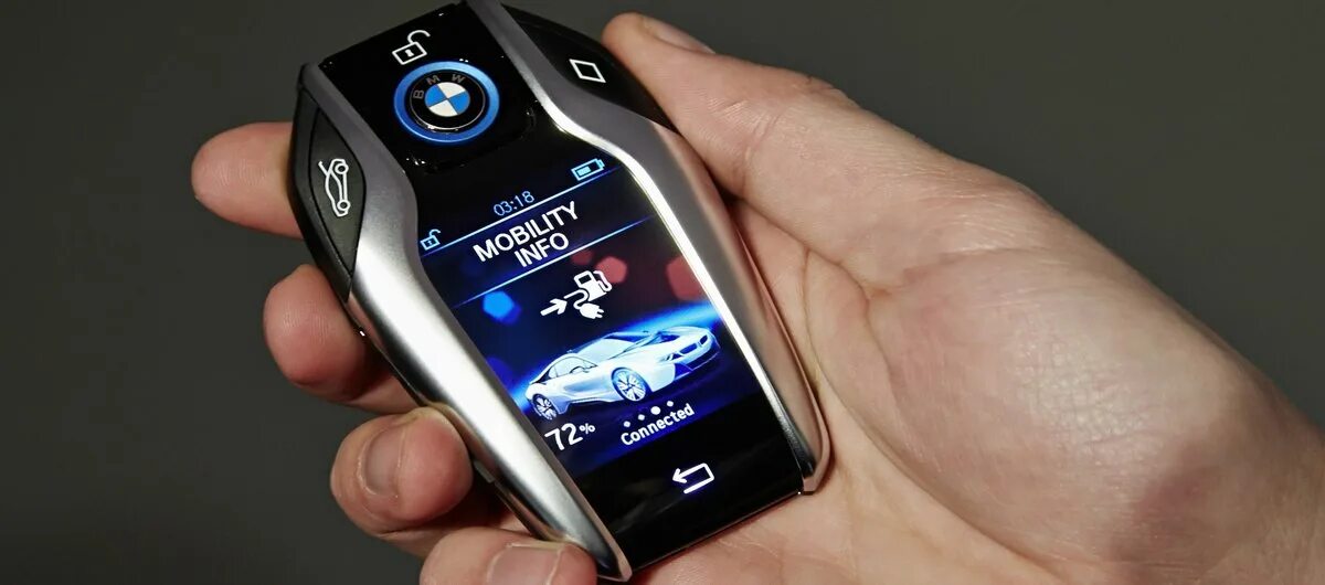 Телефон для автомобиля. BMW i8 Key. Смарт ключ БМВ 7. Ключ БМВ i8 с экраном. БМВ i8 ключ смарт.