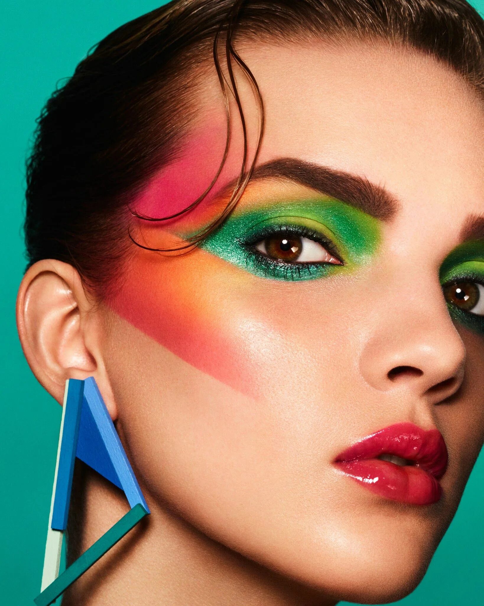 Мейк ап спид ап. Мейк ап спид ап. Яркий креативный макияж. Сильно накрашенная. Девушка с ярким макияжем.