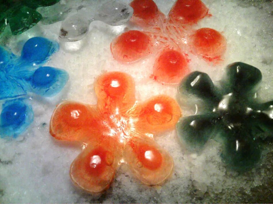 Цветная цветная заморозка. Ледяные шары. Ледяные фигурки для детского сада. Фигуры из ледяных шаров. Цветные шары из льда.