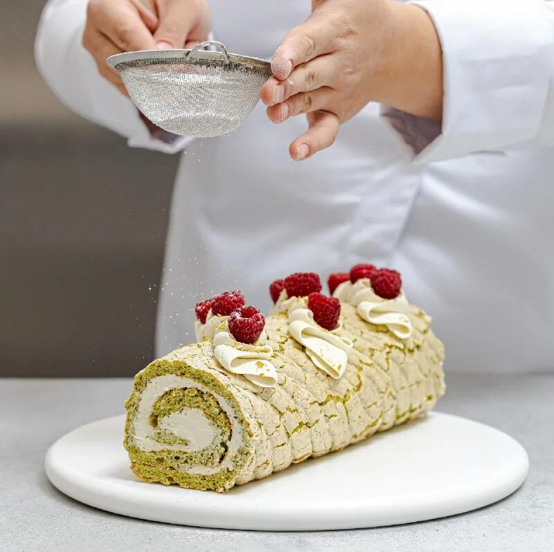 Готовить торт. Профессия кондитер. Кондитерские мастер классы. Кондитер оформитель. Флора агабабян кондитер.