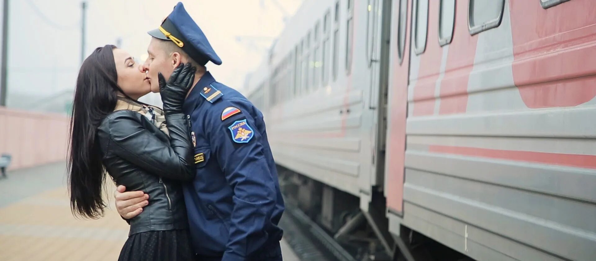 Девушка и парень в форме. Девушка встречает парня с армии. девушка дождалась парня с армии. встреча из армии. встреча с армии любимого.
