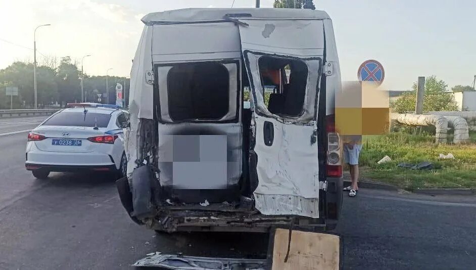 Авария сегодня в железноводске на чапаева. Авария автобуса в Невинномысске. ДТП под Ставрополем въехал в грузовик.