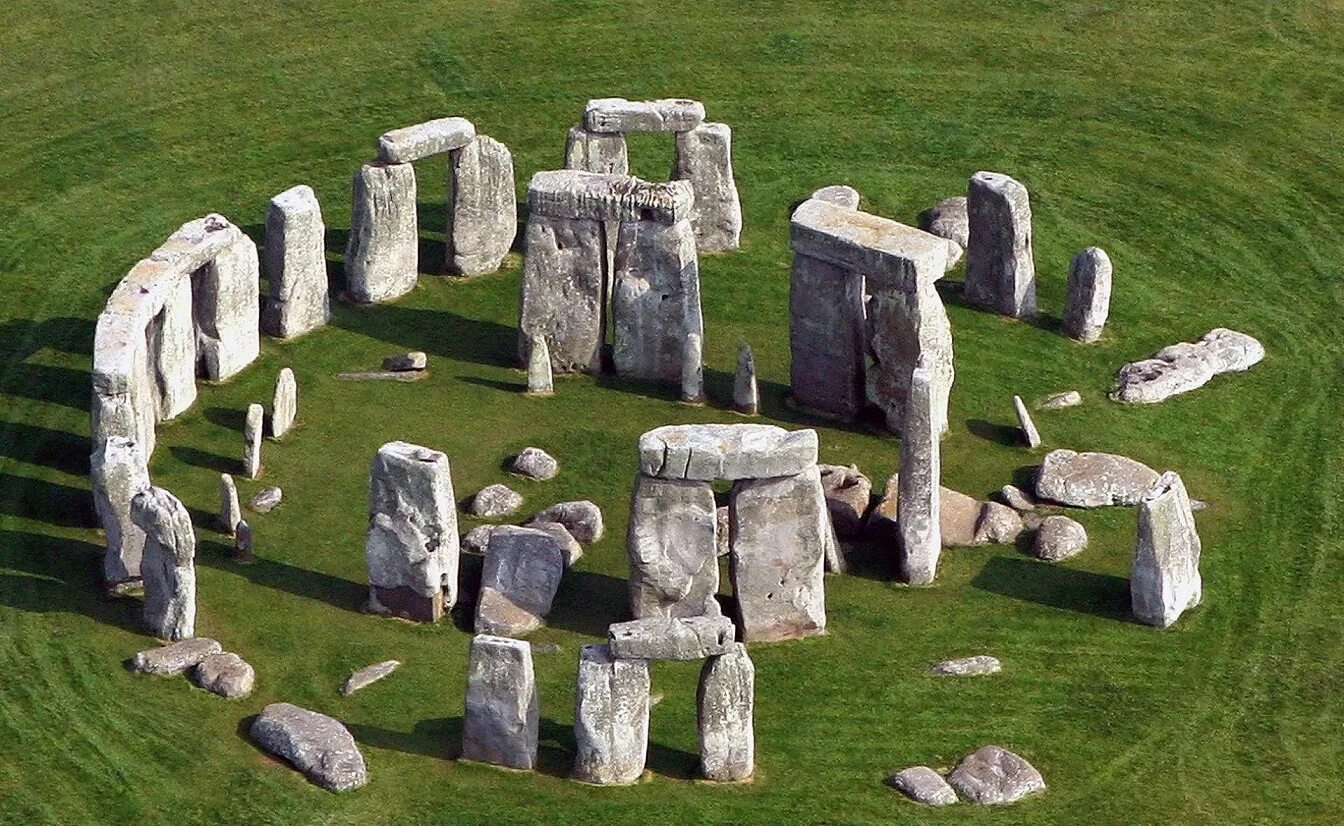 Stone с английского на русский. Стоунхендж Англия. Кромлех Стоунхендж Англия. Стоунхендж обсерватория каменного века. Мегалиты древности Стоунхендж.