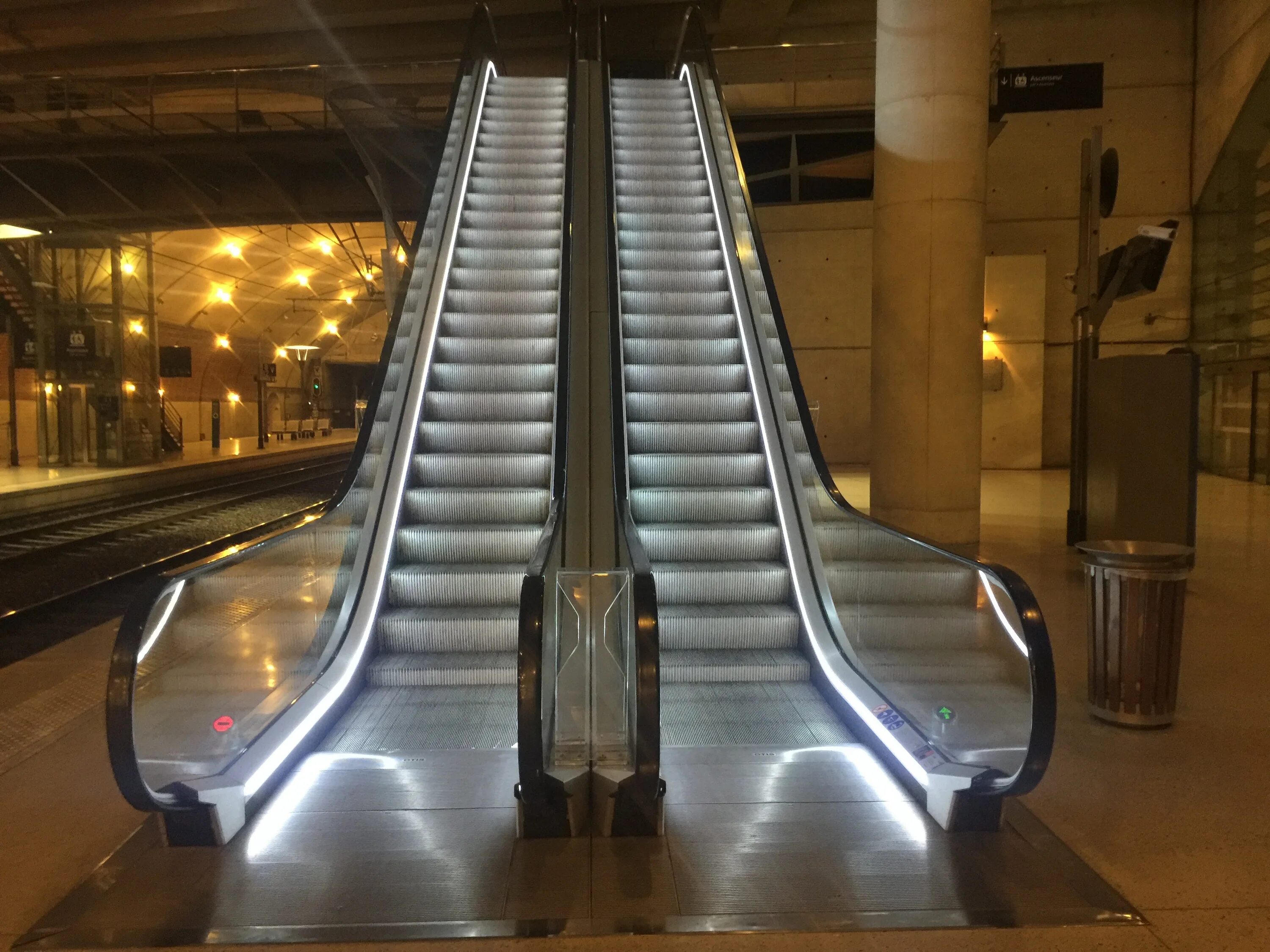 Подъемный эскалатор. Эскалатор сбоку Metro. Монако траволаторы. Эскалаторный тоннель метрополитена. Эскалаторы Монако.