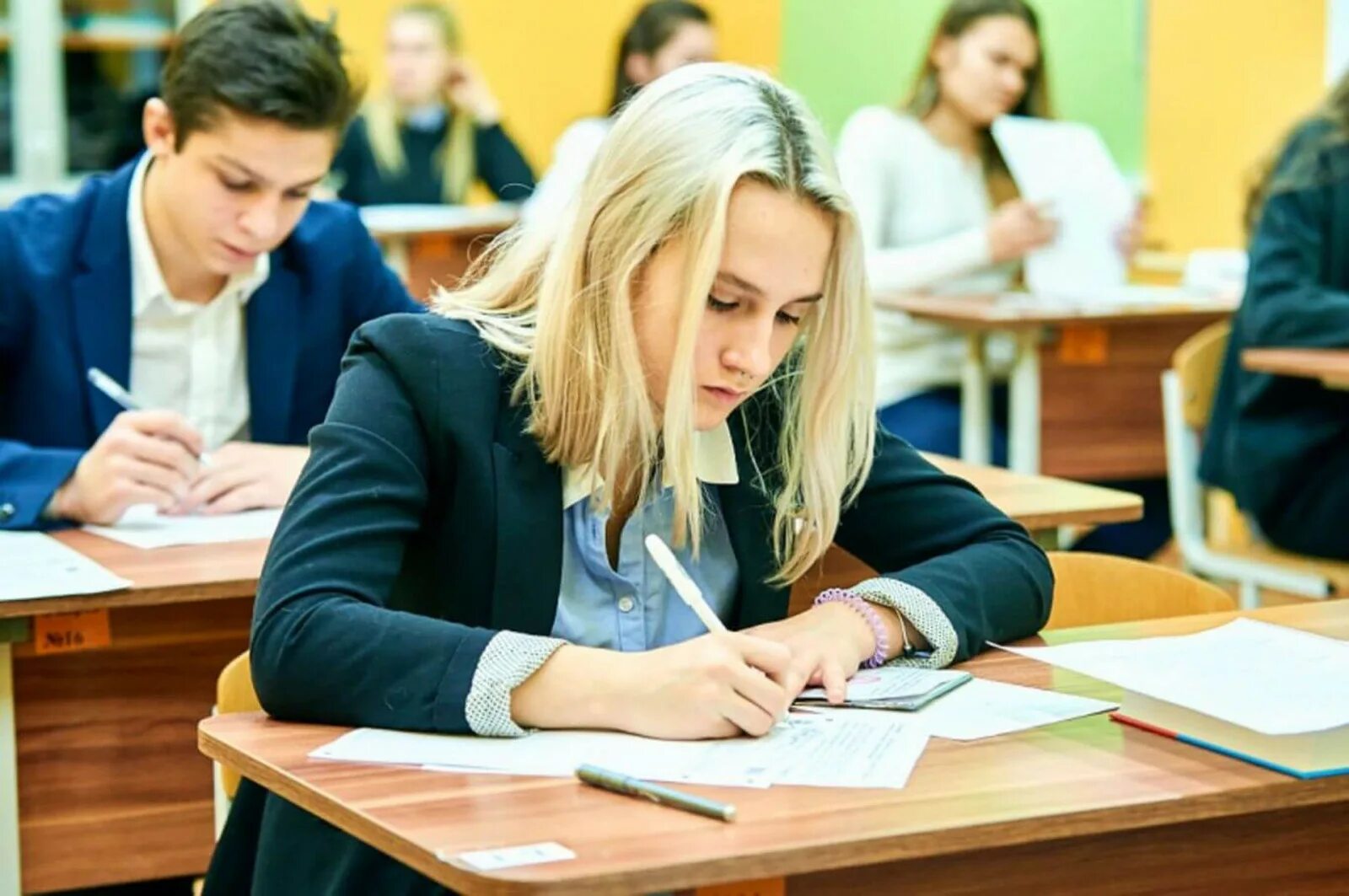 Школьники пишут итоговое сочинение. Старшеклассники за партой. Школьник пишет. Старшеклассники пишут. Ученики старших классов.