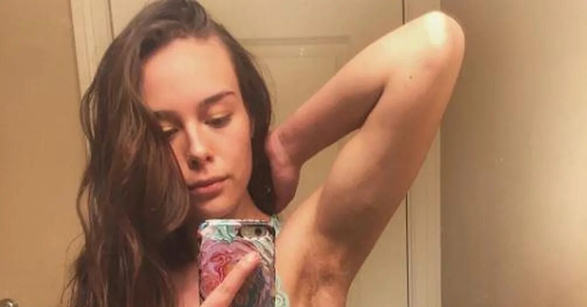 Бодипозитив морган микенас. Не боитые женские ноги. Девушка с волосами под мышками. Девушки бреющие там. Девушки бреющие там.