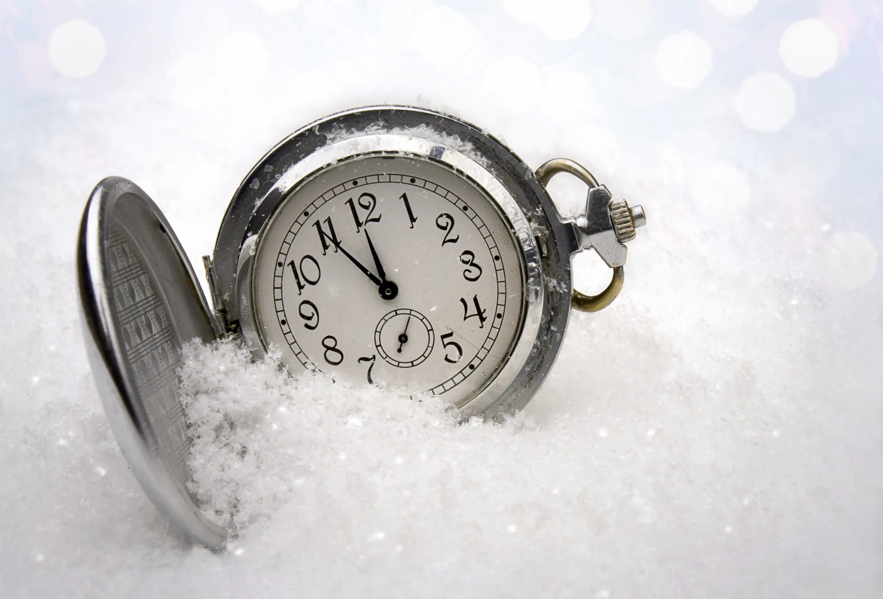 Зимние часы. Часы в снегу. Зимние часики. Новый год часы снег. 2015 года уходящий
