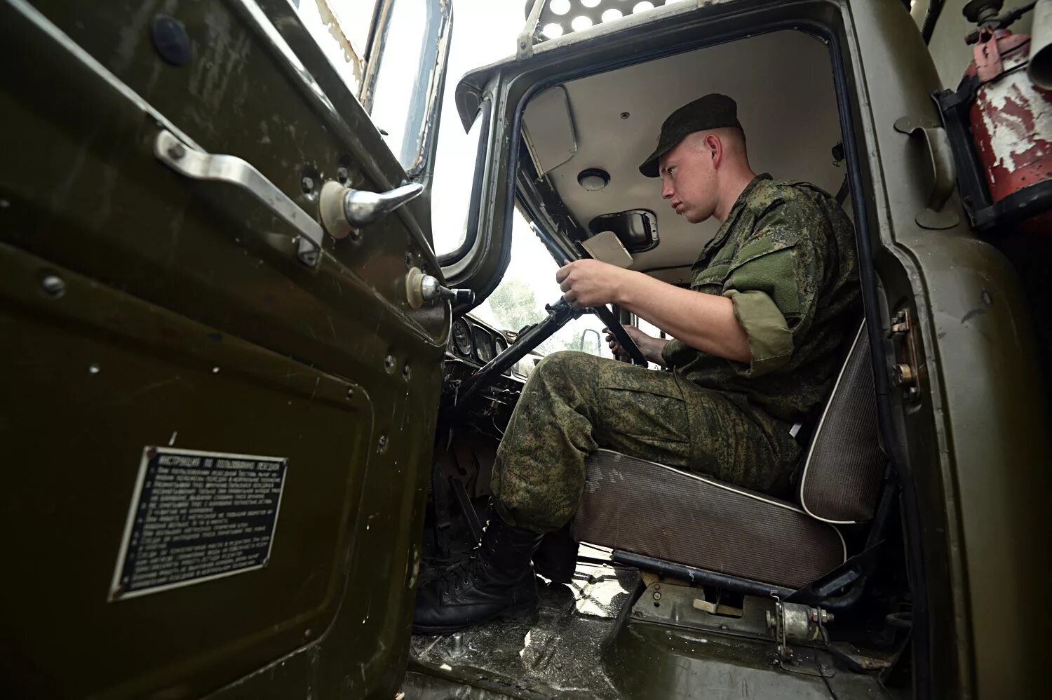 Водитель вс рф. Военный водитель. Водитель в армии. Армейский водитель. Занятия с военными водителями.