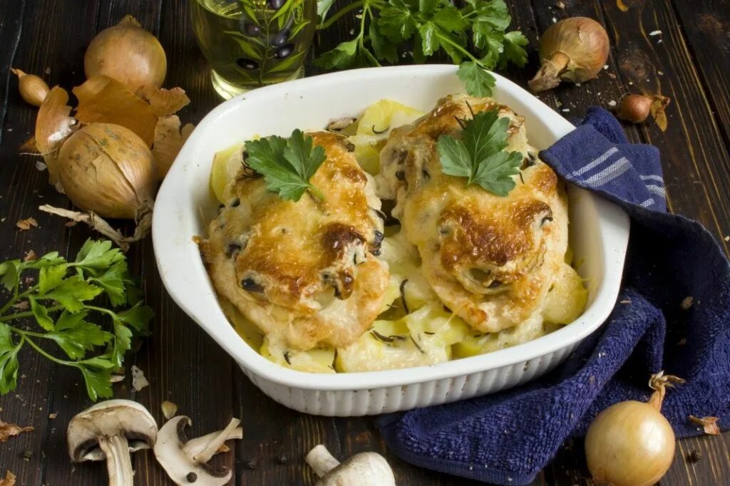 Курица по французски. Куриное филе с грибами и сыром в духовке. Курица с сыром и картофелем. Блюдо картофель шампиньоны курица.