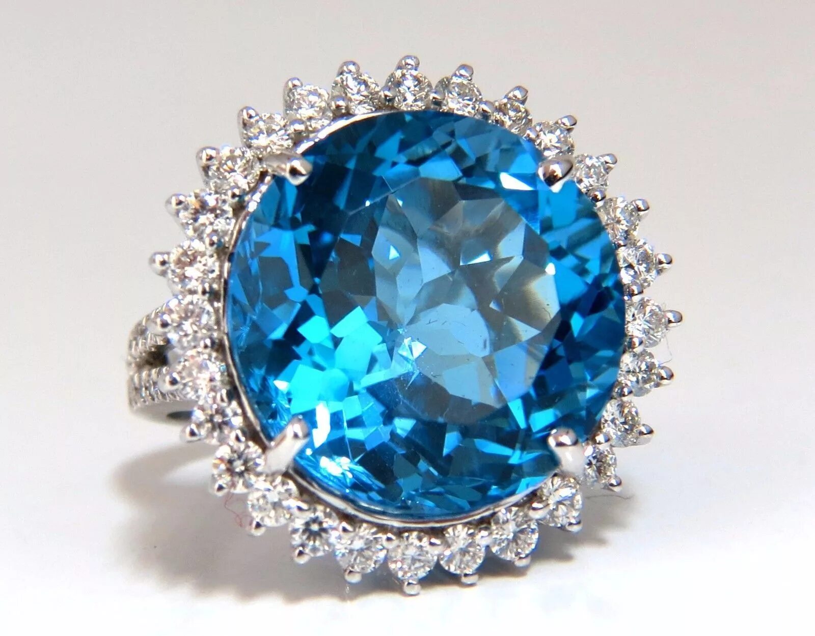 Топаз Лондон Блю. Голубой топаз камень. Топаз и Алмаз. Топаз Кристалл.