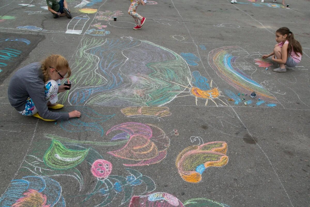 Рисунки на асфальте. Детские рисунки на асфальте. Детские рисунки на асфальте мелом. Рисунки на асфальте. Мелками на асфальте.