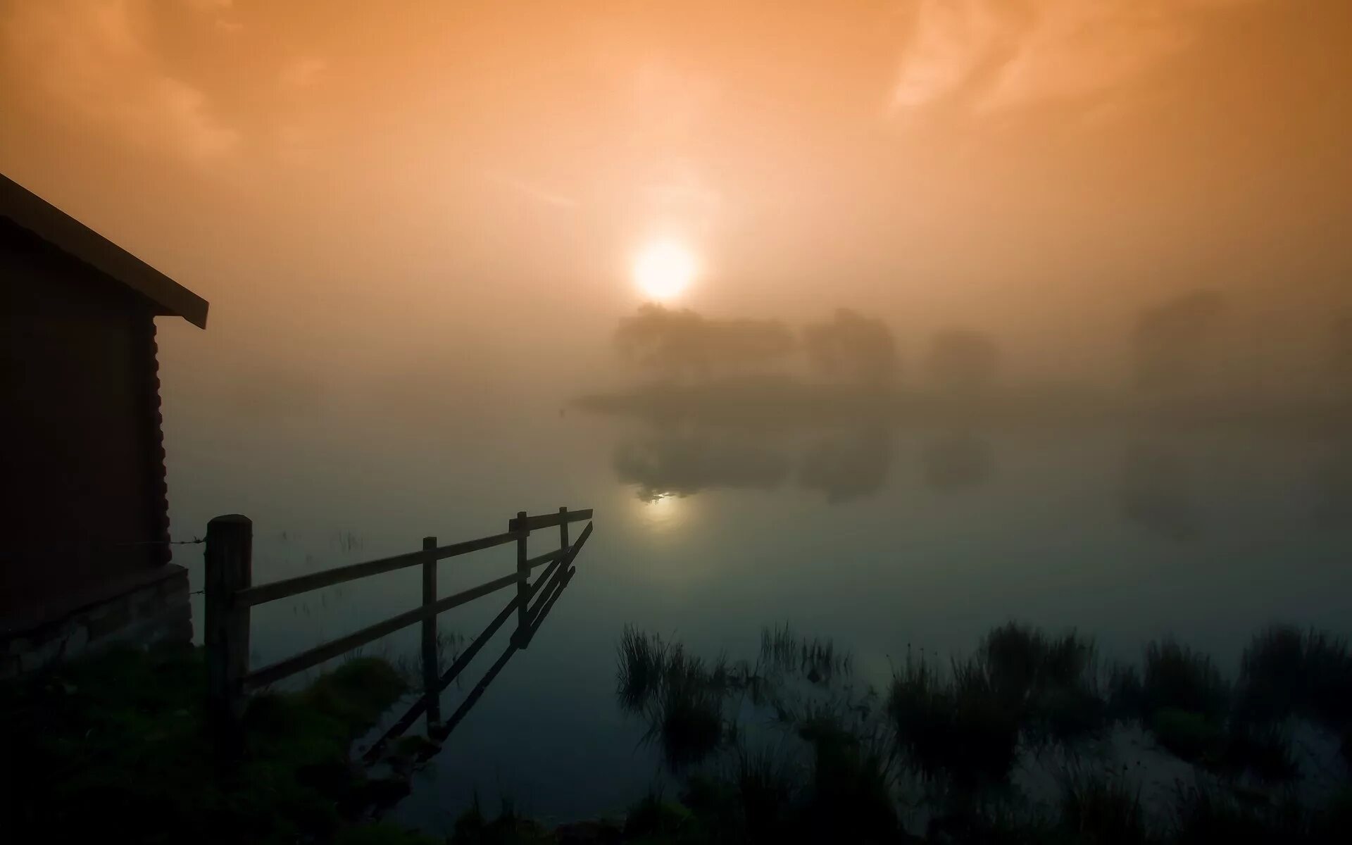 Земля с дома утро. Туманный пейзаж. Домик на рассвете. Вечер в деревне. Рассвет на озере.