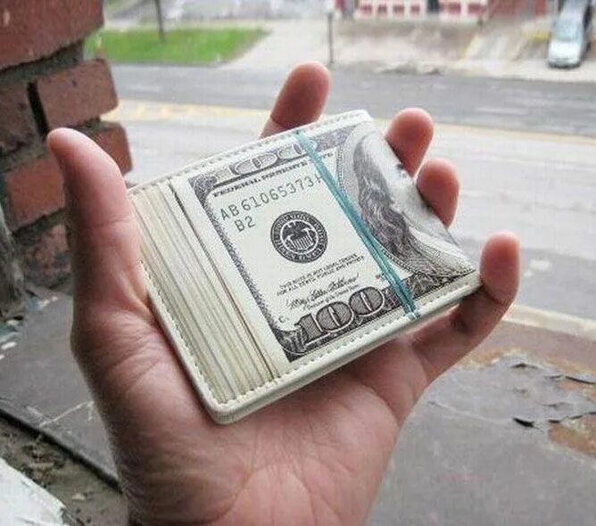100 долларов в пачке. Пачка долларов в руке. Пачка 100 долларовых купюр. Доллары в руках. 100 Долларов пачка.