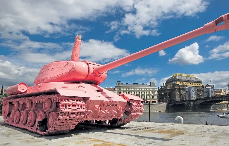 Розовый танк. Розовый ис 2 прага. розовый танк ис-2 в чехии. розовый танк в праге. розовый танк давида черного в праге.