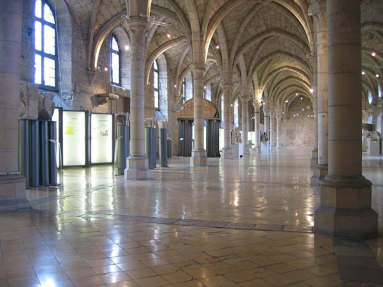 Археологический музей Дижона. Дортуар. Abbaye Bénédictine de Saint-Laurent аббатство в Льеже, Бельгия.