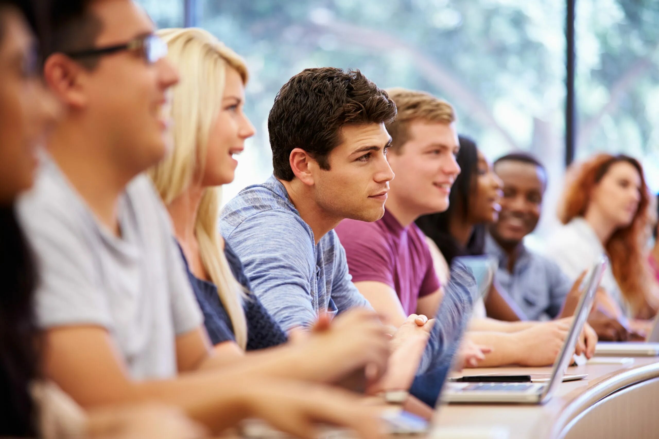 The students are the lecture. Студенты. Красивый студент. Студенты колледжа. Учащиеся студенты.